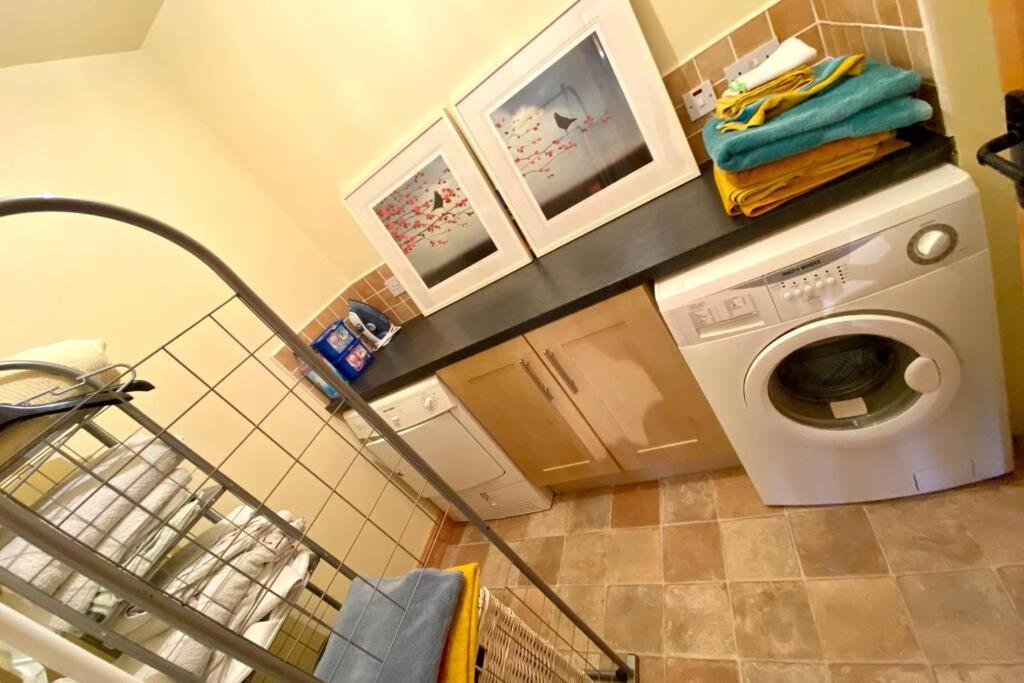 3 Bedroom House Located In Centre Of Carndonagh Exterior photo